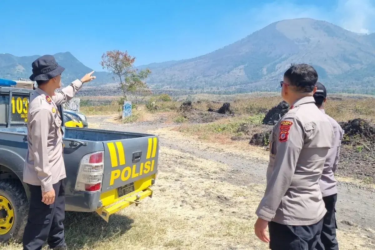 Jalur Pendakian Gunung Guntur di Garut Kembali Dibuka, Ini Imbauan Kapolsek 38 Sejumlah petugas sedang memantau kondisi Gunung Guntur di Kecamatan Tarogong Kaler, Kabupaten Garut, Jawa Barat.