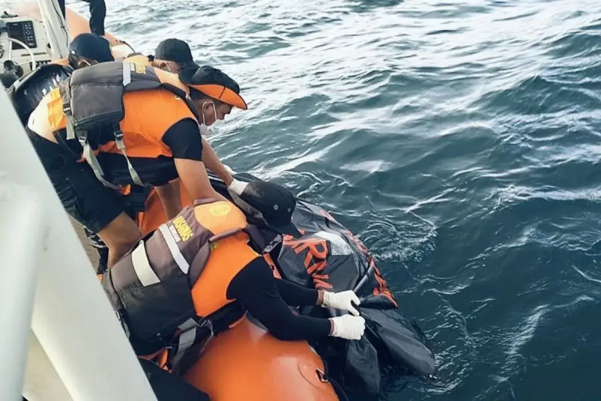 Tim Temukan Jasad Pria di Perairan Pulau Keledupa Wakatobi 38 Tim SAR Gabungan saat mengevakuasi jasad korban.