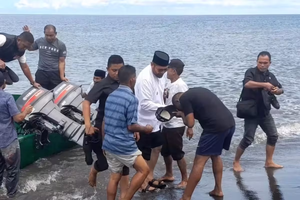 Bupati Halmahera Selatan: Tambang di Kusubibi Belum Memiliki IPR 38 Bupati Halmahera Selatan (Halsel), Hasan Ali Bassam Kasuba, berada di pesisir Halmahera Selatan pada Senin (12/8/2024).