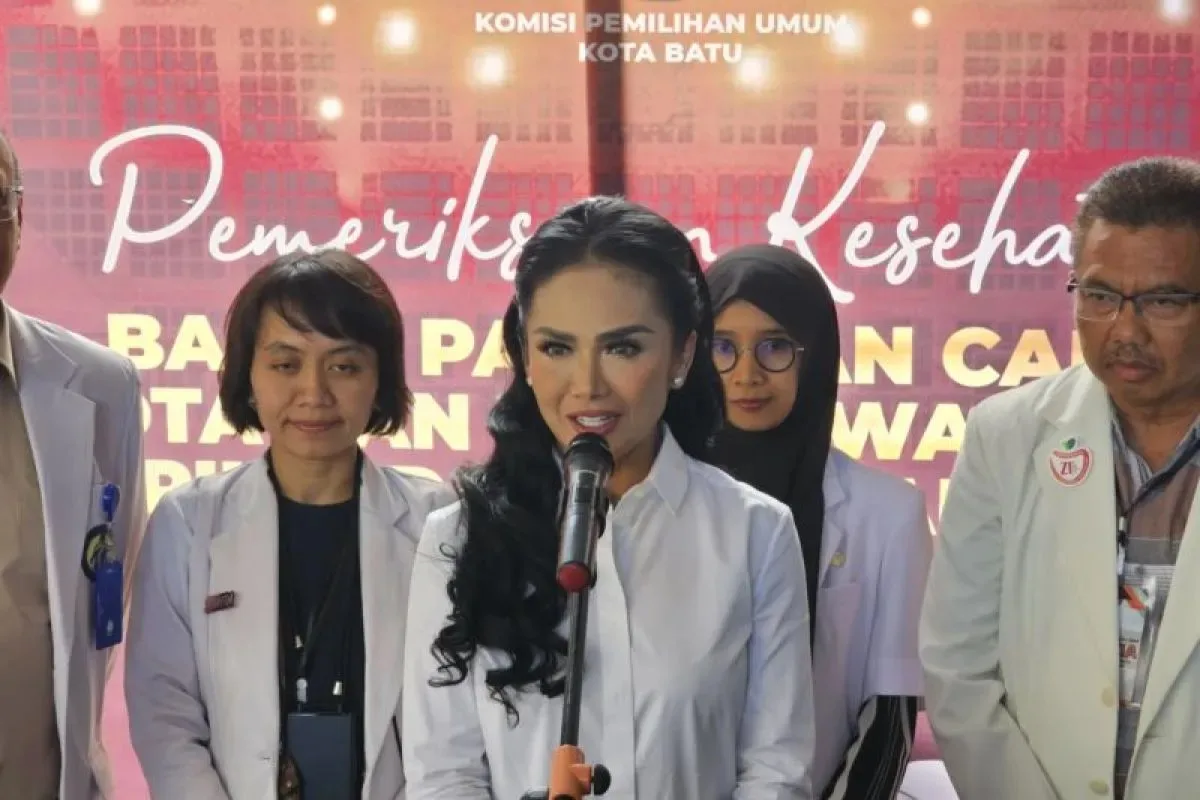 Krisdayanti Jalani Tes Kesehatan Fisik di Rumah Sakit Karsa Husada 38 Bakal Calon Wali Kota Batu, Krisdayanti, memberikan keterangan terkait pelaksanaan tes kesehatan fisik di Rumah Sakit Karsa Husada Batu, Jawa Timur, pada Sabtu (31/8/2024).