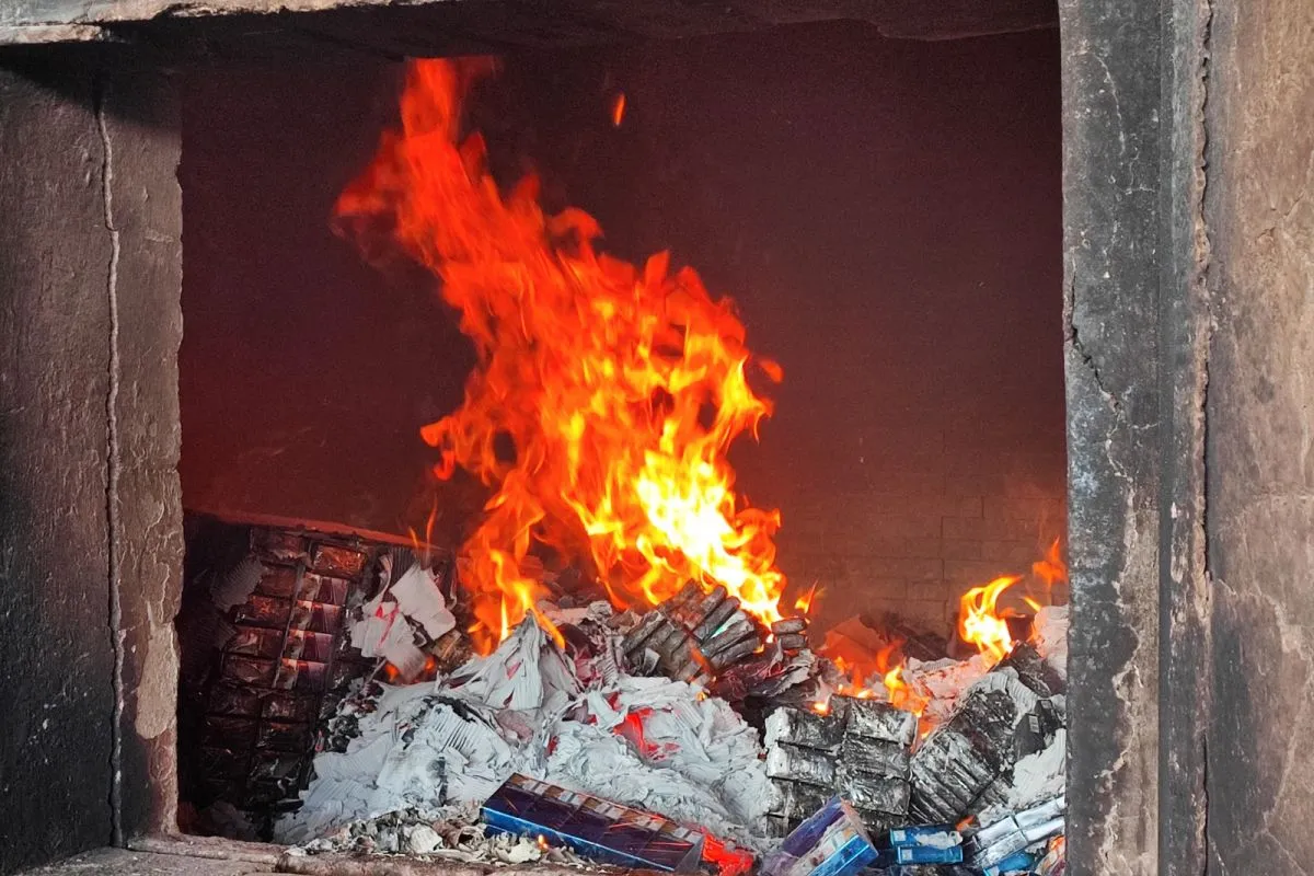 Bea Cukai Malang Gelar Pemusnahan Barang Bukti Hasil Penindakan 38 Untuk menjamin transparansi penindakan dan memberikan efek jera kepada pelaku pelanggaran, Bea Cukai Malang menggelar pemusnahan barang bukti hasil penindakan di bidang kepabeanan dan cukai. Kegiatan ini berlangsung dari Rabu hingga Jumat, 21-23 Agustus 2024, di PT Alam Sinar, Krajan, Kabupaten Malang.