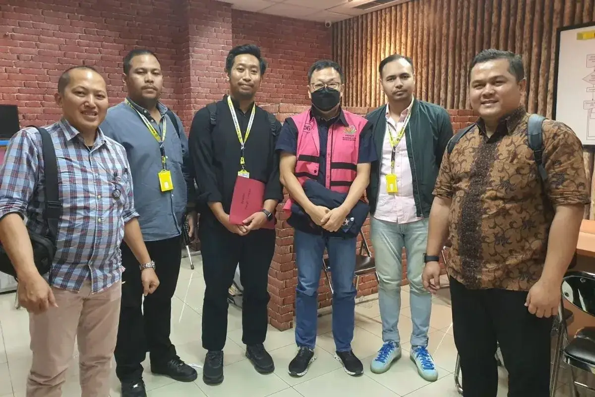 Penyidik Jampidsus Kejaksaan Agung menyerahkan tersangka FL (Fandy Lingga) beserta barang bukti pada Jumat (23/8/2024).