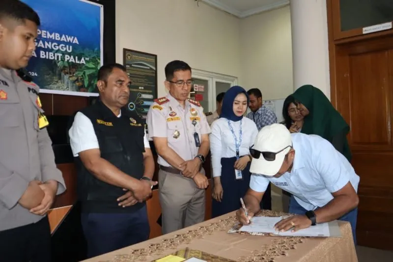 BKHIT Maluku bersama dengan pemangku kepentingan terkait melakukan penandatanganan dokumen penolakan terhadap 5.000 batang bibit pala yang masuk ke Ambon.