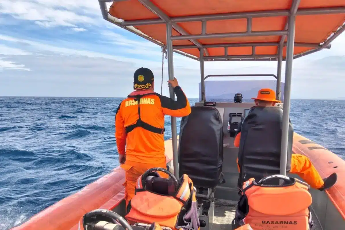 Tim SAR melakukan pencarian terhadap Yusuf Ridua, seorang nelayan yang dilaporkan jatuh dari perahu akibat tersambar petir saat melaut di perairan Tanjung Lili, Halmahera Timur, Maluku Utara, Selasa (10/9/2024).