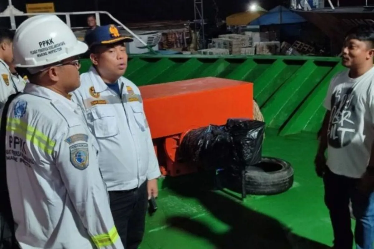 Ini Alasan KSOP Kendari Lakukan Pemeriksaan Kapal Pengangkut Penumpang 38 Kepala KSOP Kelas II Kendari, Capt. Raman, saat melakukan uji petik di Pelabuhan Pangkalan Perahu, Kota Kendari.