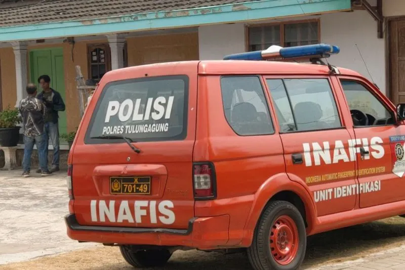 Petugas inafis Polres Tulungagung melakukan olah TKP dan mengambil sampel makanan di lokasi keracunan massal Desa Junjung, Tulungagung, Senin (23/9/2024)