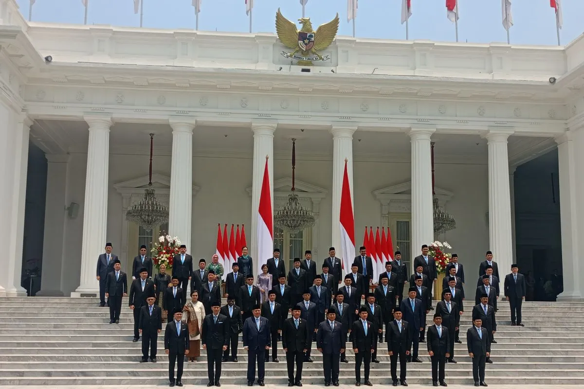 Presiden Prabowo Subianto Lantik Sejumlah Menteri Kabinet Merah Putih 38 Presiden RI Prabowo Subianto dan Wakil Presiden RI Gibran Rakabuming Raka berfoto bersama para menteri dan pejabat setingkat menteri Kabinet Merah Putih usai pelantikan di halaman Istana Merdeka, Jakarta, Senin (21/10/2024).
