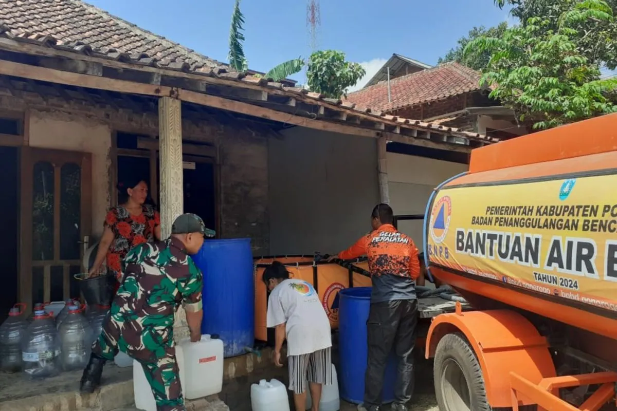 Alami Kekeringan 3 Bulan Terakhir, BPBD Ponorogo Salurkan Jutaan Liter Air Bersih 38 BPBD Ponorogo saat mendistribusikan air bersih di wilayah Pulung. Dokumentasi pribadi.