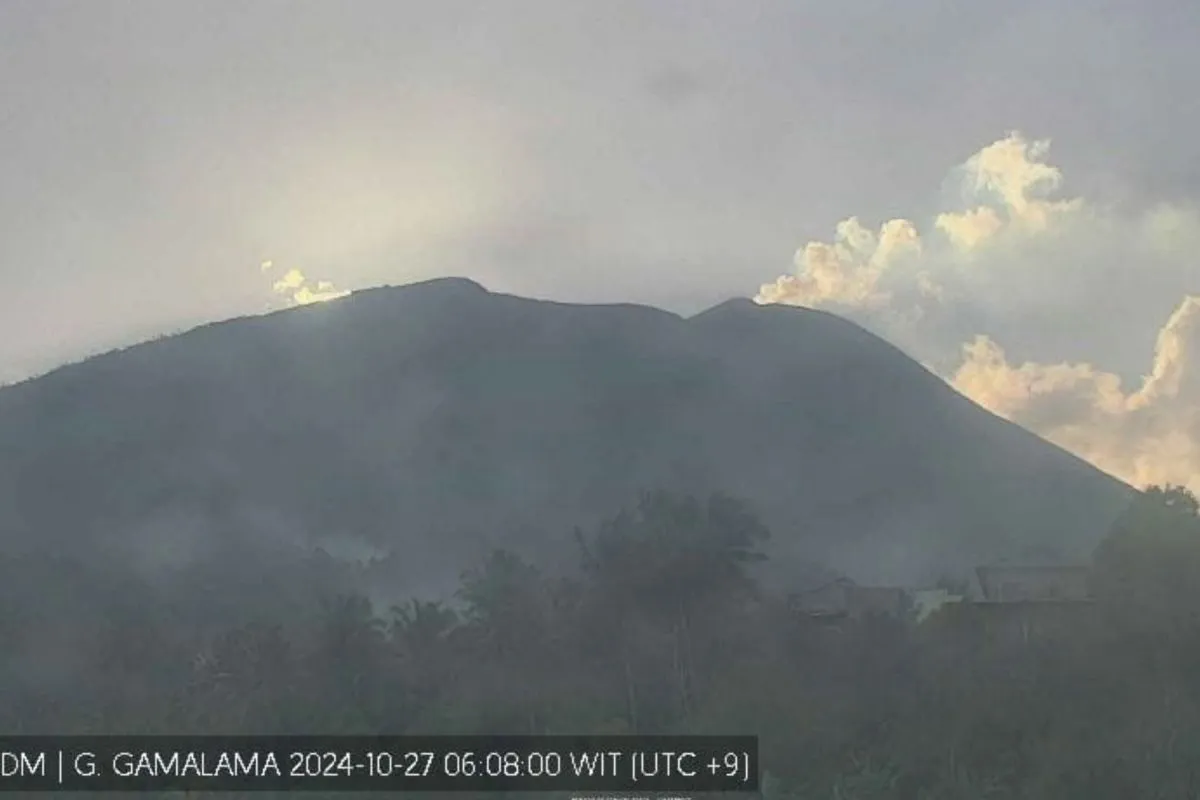 Gunung Gamalama di Kota Ternate Maluku Utara Keluarkan Asap Kawah 38 Gunung Gamalama di Kota Ternate, Maluku Utara (Malut) mengeluarkan asap kawah bertekanan lemah yang terpantau berwarna putih dengan intensitas tipis dan mencapai ketinggian 150 meter di atas puncak kawah pada Minggu (27/10/2024). Petugas Pos Pengamatan Gunung Api Gamalama.