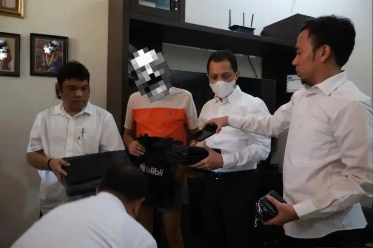 Rumah Tersangka Kasus Manipulasi Pajak di Bekasi Selatan di Geledah Kanwil DJP Banten 38 Rumah milik tersangka kasus manipulasi pajak berinisial ASS yang berada di Bekasi Selatan, Jawa Barat, digeledah oleh Tim Penyidik Kanwil DJP Banten pada Senin (28/10/2024). DJP Banten.