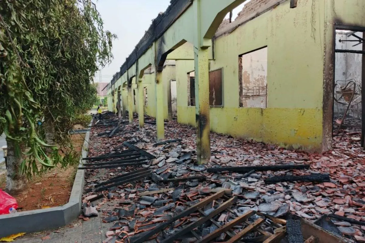 Bagian asrama putri di Ponpes Darul Qolam 2, Desa Pasir Gintung, Jayanti, Kabupaten Tangerang, terbakar diduga akibat korsleting listrik pada Rabu (30/10/2024).