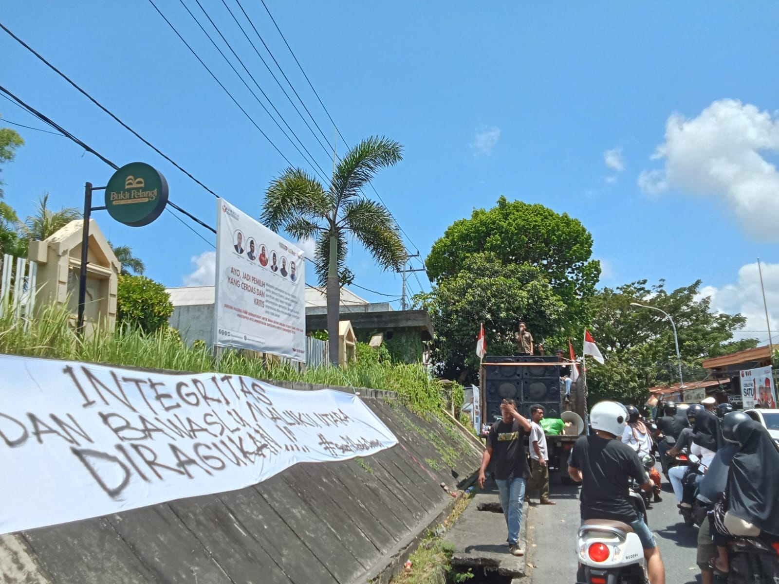 Front Persatuan Peduli Demokrasi Maluku Utara menggelar aksi unjuk rasa di depan Kantor Bawaslu Maluku Utara terkait penetapan Sherly Tjoanda sebagai calon Gubernur.