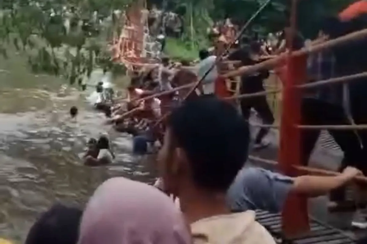 Insiden putusnya jembatan gantung Taman Cadika, Jalan Karya Wisata, Medan, Minggu (13/10/2024). Tangkapan layar video viral.