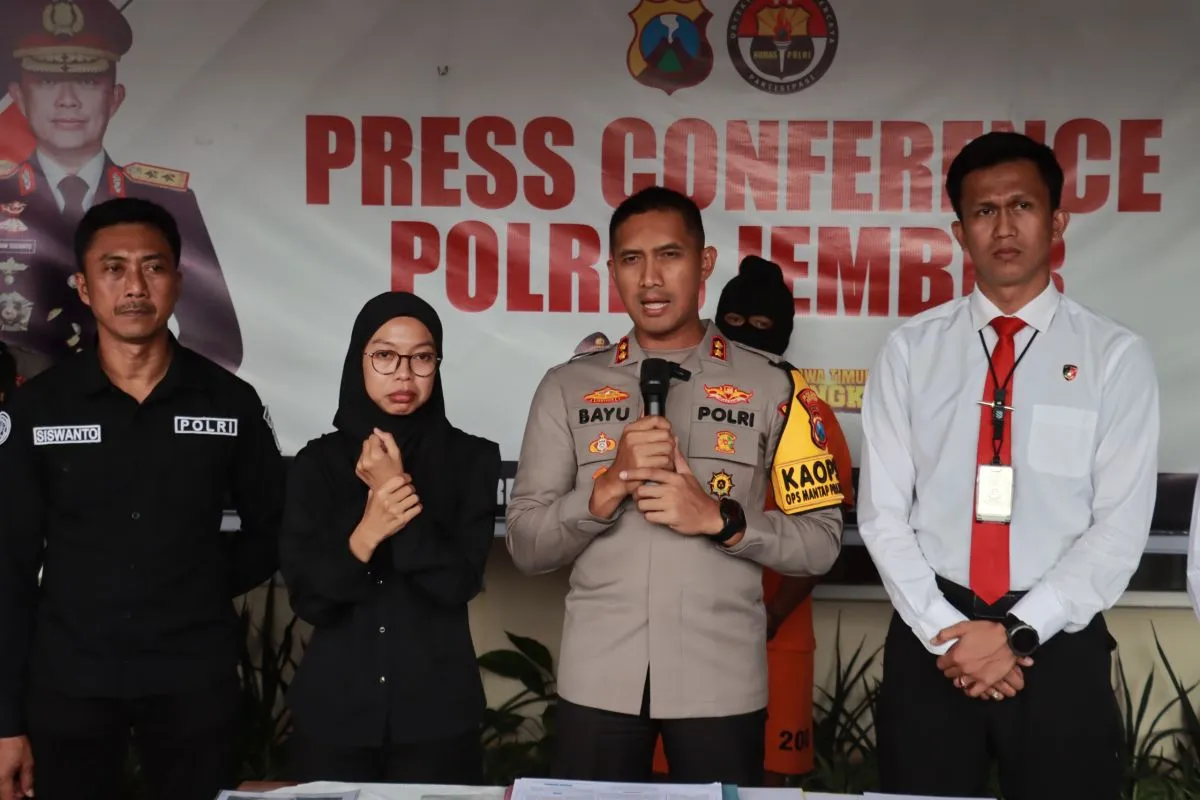 Kapolres Jember AKBP Bayu Pratama Gubunagi memberikan penjelasan mengenai penangkapan otak perampokan nasabah bank dalam konferensi pers yang diadakan di Mapolres Jember pada Selasa (1/10/2024). Polres Jember.