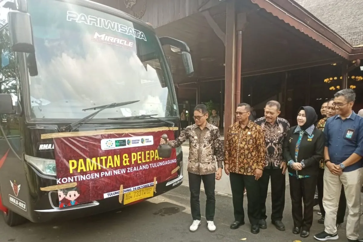 Pemkab Tulungagung Berangkatkan Puluhan Pekerja Migran ke Selandia Baru 39 Suasana pelepasan 87 pekerja migran asal Tulungagung yang berangkat ke Selandia Baru. Joko Pramono.