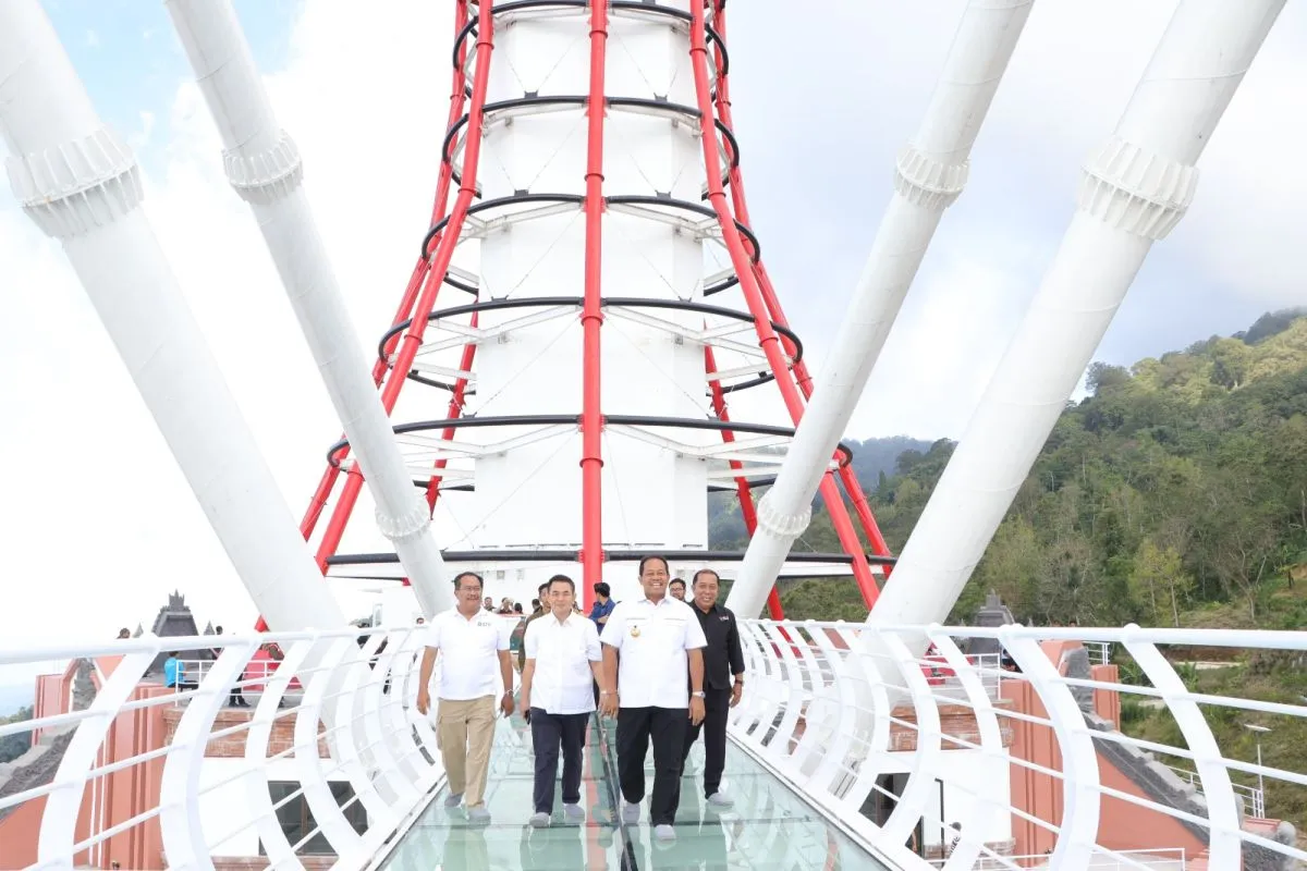 Pj Gubernur Bali, Sang Made Mahendra Jaya, sedang memantau langsung proyek menara pemancar Turyapada Tower di Denpasar pada Minggu (13/10/2024). Pemprov Bali.