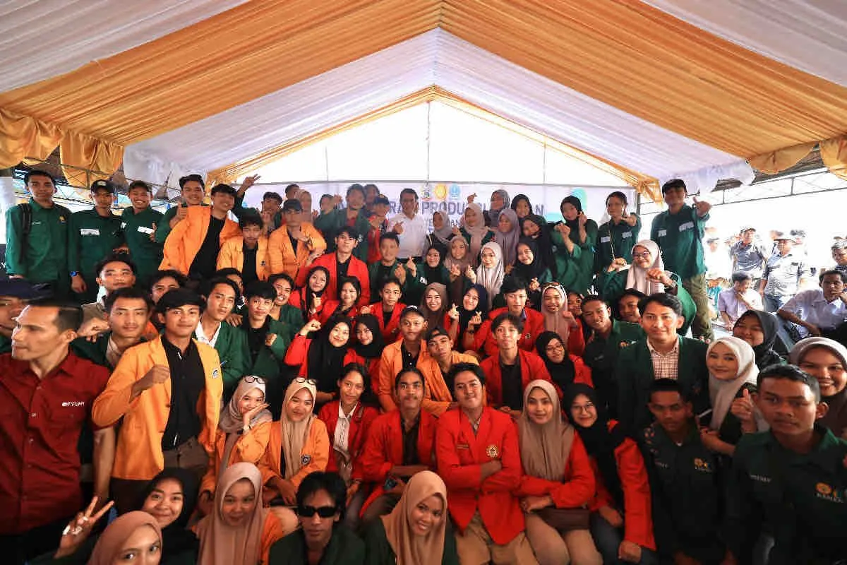 Mentan: Kami Akan Merekrut 50 Ribu Milenial dan Rencananya Memberikan Traktor Gratis 46 Menteri Pertanian (Mentan) Andi Amran Sulaiman (tengah) berfoto bersama sejumlah mahasiswa dari berbagai perguruan tinggi di wilayah Sulawesi Selatan (Sulsel). Humas Kementan.