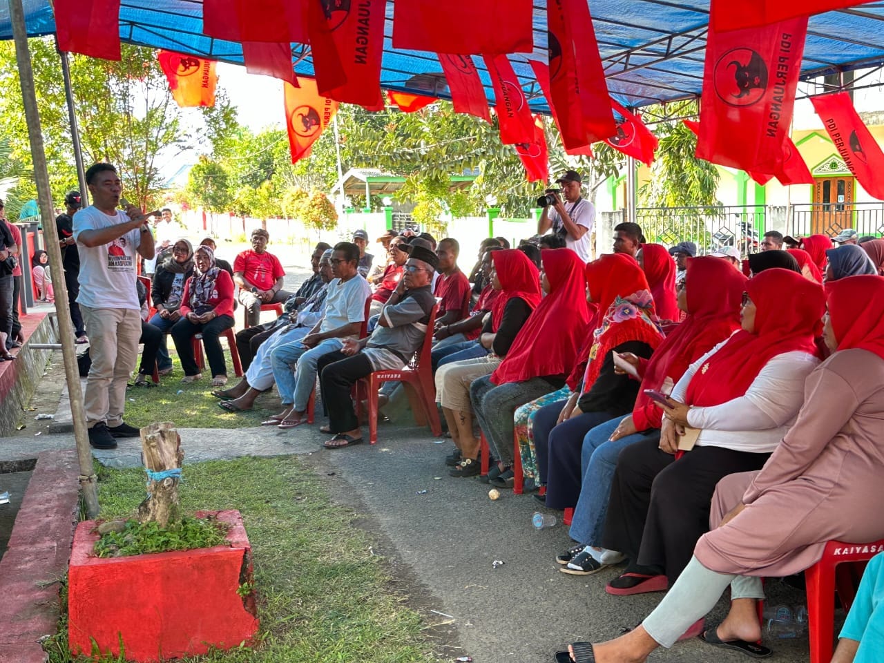 Ahmad Laiman Ungkap Visi Masi Aman dalam Pembangunan Kota Tidore Cerminan Karakter Ayah Erik 38 Calon Wakil Wali Kota, Ahmad Laiman, saat memberikan orasi politik di Desa Kaiyasa.
