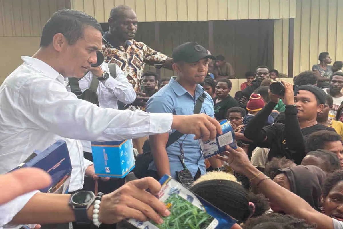 Dukung Peningkatan Produksi Pertanian, Mentan Salurkan Bantuan Benih di Kampung Wanam 44 Menteri Pertanian Andi Amran Sulaiman (kiri) menyalurkan bantuan benih kepada petani di Kampung Wanam, Distrik Ilwayab, Kabupaten Merauke, Papua Selatan, Sabtu (12/10/2024). Humas Kementan.