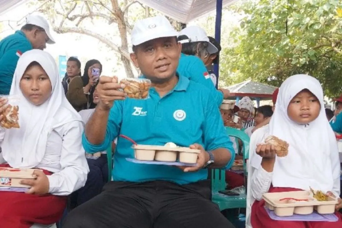 DJPB KKP Ungkap Dukungan Terhadap Program Makan Bergizi 52 Dirjen Perikanan Budidaya Kementerian Kelautan dan Perikanan Tb Haeru Rahayu bersama para siswa menunjukkan menu makan bergizi dengan hidangan ikan kakap putih hasil budidaya dalam kegiatan makan bergizi di Pulau Untung Jawa, Kepulauan Seribu, Jakarta, bersama anak-anak sekolah dasar dan menengah, Selasa (29/10/2024). DJPB KKP.