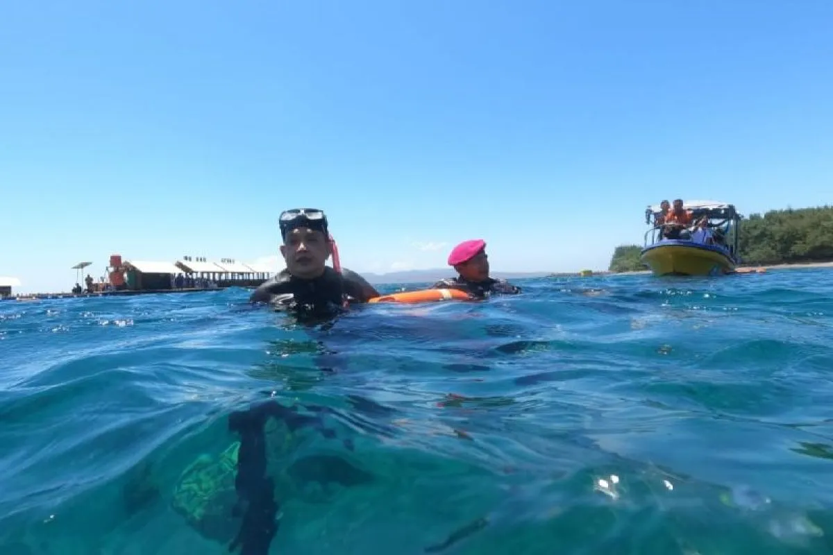 Pj Gubernur Jawa Timur, Adhy Karyono, turut menyelam untuk meletakkan patung Gajah Mada di dasar laut sebagai bagian dari peluncuran Majapahit's Warrior Underwater (MU) dan Monumen Mas Bagus Wangsakarya di wisata Pantai Bangsring Underwater, Kabupaten Banyuwangi, Kamis (10/10/2024). Humas Pemprov Jatim.