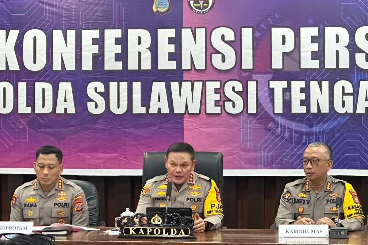 Diduga Aniaya Tahanan Polresta Palu, Polda Sulawesi Tengah Tahan 2 Anggota Polisi 39 Kapolda Sulteng, Irjen Pol Agus Nugroho (tengah), memberikan keterangan kepada media terkait kasus kematian seorang tahanan di Polresta Palu, Senin (30/9/2024).