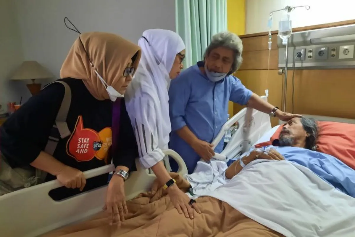 Satu Anggota Grup Musik Legendaris Bimbo Dirawat di RS Hasan Sadikin Bandung 39 Musisi Acil Bimbo (berbaring) bersama keluarga dekatnya saat dirawat di RSHS Bandung, Jawa Barat, sejak Minggu (27/10) lalu. Instagram.com @achihardjakusumah.