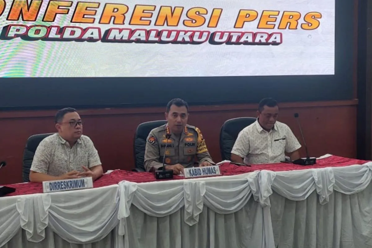 Direktur Reskrimum Polda Malut Kombes Polisi Asri Effendy, yang didampingi Kabid Humas Polda Malut Kombes Pol Bambang Suharyono, menggelar konferensi pers terkait penanganan terbakarnya speedboat calon gubernur Maluku Utara di Pulau Taliabu, pada Minggu (13/10/2024).