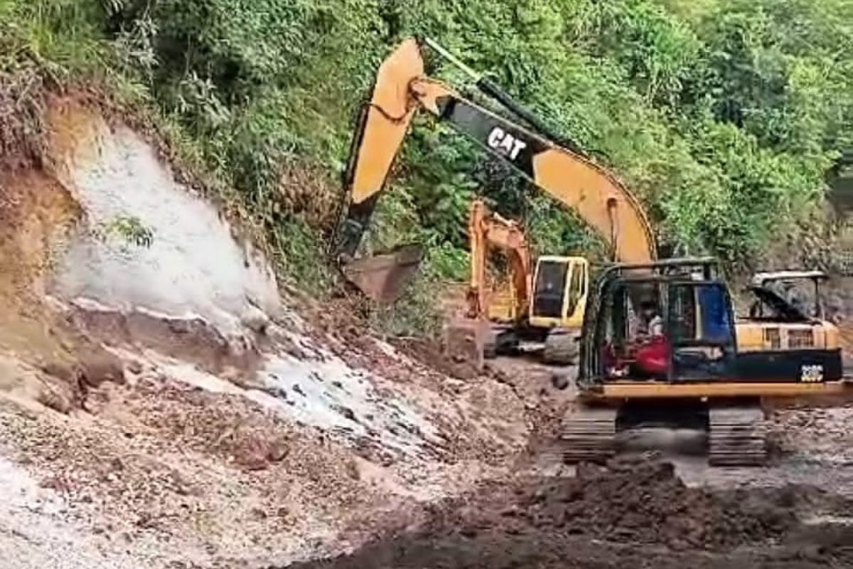 Ratusan Meter Jalan Lingkar Maitara Dipadatkan Diduga Gunakan Tanah dari Hutan Lindung 38 Terlihat alat berat sedang melakukan aktivitas penggalian di kawasan hutan lindung di Desa Maitara Selatan.