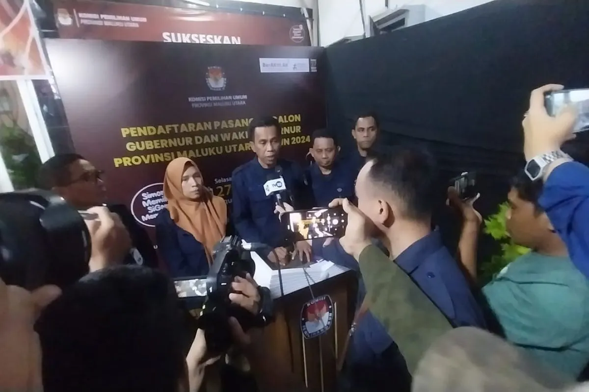 8 Parpol Serahkan Dokumen Pengganti Benny Laos ke KPU Maluku Utara 38 Anggota KPU Maluku Utara saat memberikan keterangan kepada media, Kamis (17/10/2024).