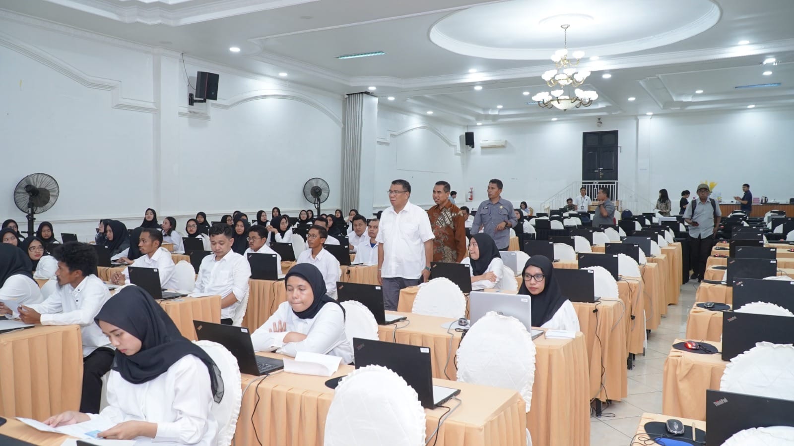 Sekretaris Daerah Kota Tidore Kepulauan H. Ismail Dukomalamo, S.Pd, MM memantau langsung pelaksanaan tes SKD CPNS Tahun 2024.