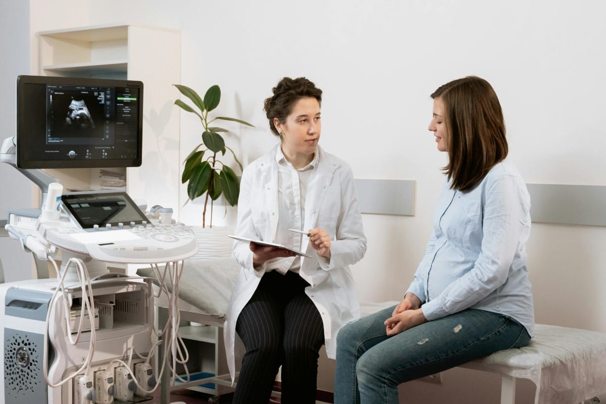 Ilustrasi ibu hamil saat konsultasi dengan dokter. Pexels/Mart Production.