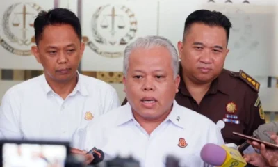 Kepala Pusat Penerangan Hukum (Kapuspenkum) Kejaksaan Agung, Harli Siregar (tengah), memberikan keterangan kepada awak media di Kejaksaan Agung, Jakarta.