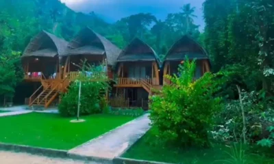Pemasangan jaringan listrik di kawasan wisata Air Belanda dan Kakatua Resort, Desa Saleman, Kecamatan Seram Utara Barat, Kabupaten Maluku Tengah. PLN UIW MMU.