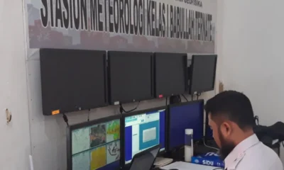 Petugas Badan Meteorologi, Klimatologi, dan Geofisika (BMKG) Kelas I Sultan Baabullah Ternate memantau kondisi cuaca terkini di wilayah Maluku Utara, Kamis (14/11/2024).