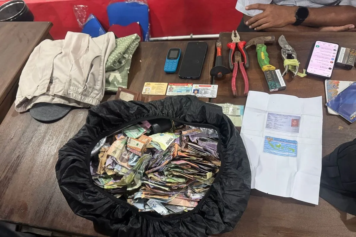 Terduga pelaku pencurian kotak amal di Masjid Raya Al-Munawar Kota Ternate berinisial ASJ (27) yang terekam CCTV, Selasa (5/11/2024).