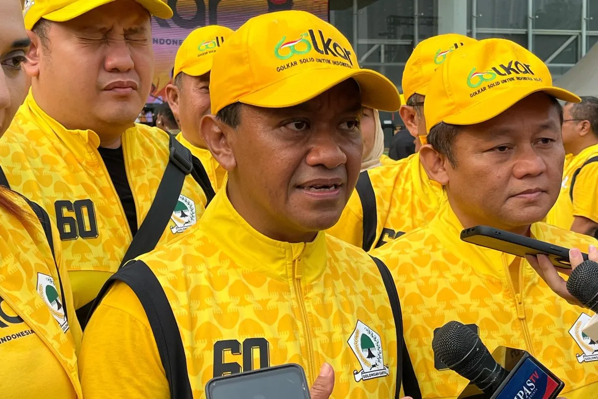 Ketua Umum DPP Partai Golkar, Bahlil Lahadalia, saat memberikan keterangan kepada awak media di Kantor DPP Partai Golkar, Jakarta, pada Sabtu (16/11/2024).