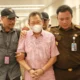 Tersangka kasus dugaan korupsi pengelolaan tata niaga komoditas timah di wilayah IUP PT Timah Tbk pada tahun 2015–2022, Hendry Lie (tengah), digiring oleh petugas saat ditangkap di Bandara Soekarno-Hatta, Tangerang, Banten, pada Senin (18/11/2024) malam. Kejaksaan Agung RI.