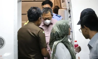 Tersangka kasus dugaan korupsi pengelolaan tata niaga komoditas timah di wilayah IUP PT Timah Tbk tahun 2015–2022, Hendry Lie (tengah), diamankan oleh penyidik sesaat setelah keluar dari pesawat pada Senin (18/11/2024). Kejaksaan Agung RI.