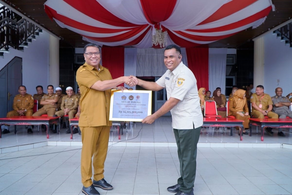 BPBD Kota Tidore Kepulauan Terima Bantuan Hibah Belasan Miliar dari BNPB RI 38 Sekretaris Daerah Kota Tidore Kepulauan H. Ismail Dukomalamo menyerahkan piagam serah terima dana hibah Rehabilitasi dan Rekonstruksi Pascabencana kepada Kalaksa BPBD Kota Tidore Kepulauan Muhammad Abubakar.