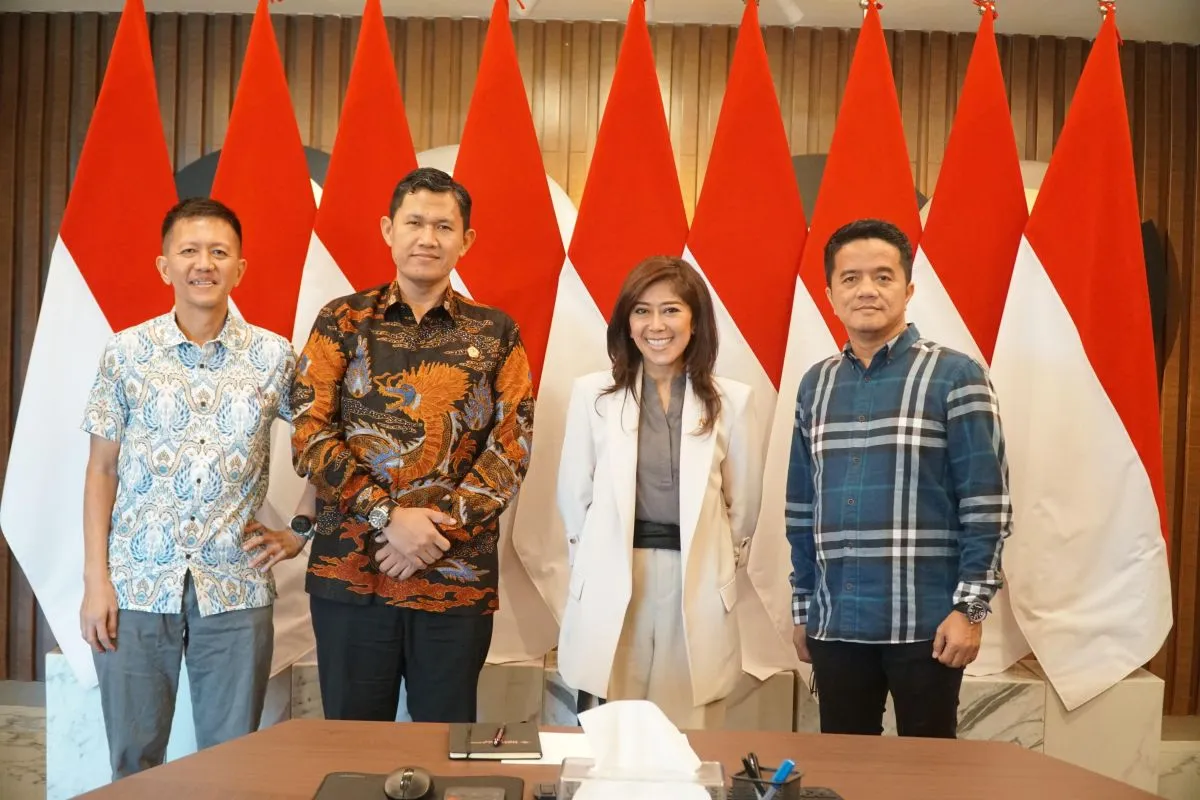 Kemkomdigi Undang Ahli Keamanan Siber Indonesia Dialog Tren Digitalisasi 38 Menteri Komunikasi dan Digital Meutya Hafid bersama para pakar siber Indonesia, yakni Pratama Persadha, Ruby Alamsyah, dan Alfons Tanujaya, usai berdialog membahas isu-isu digitalisasi terkini. Foto diambil di Kantor Kementerian Komunikasi dan Digital, Jakarta Pusat, Senin (4/11/2024). Kementerian Komunikasi dan Digital.