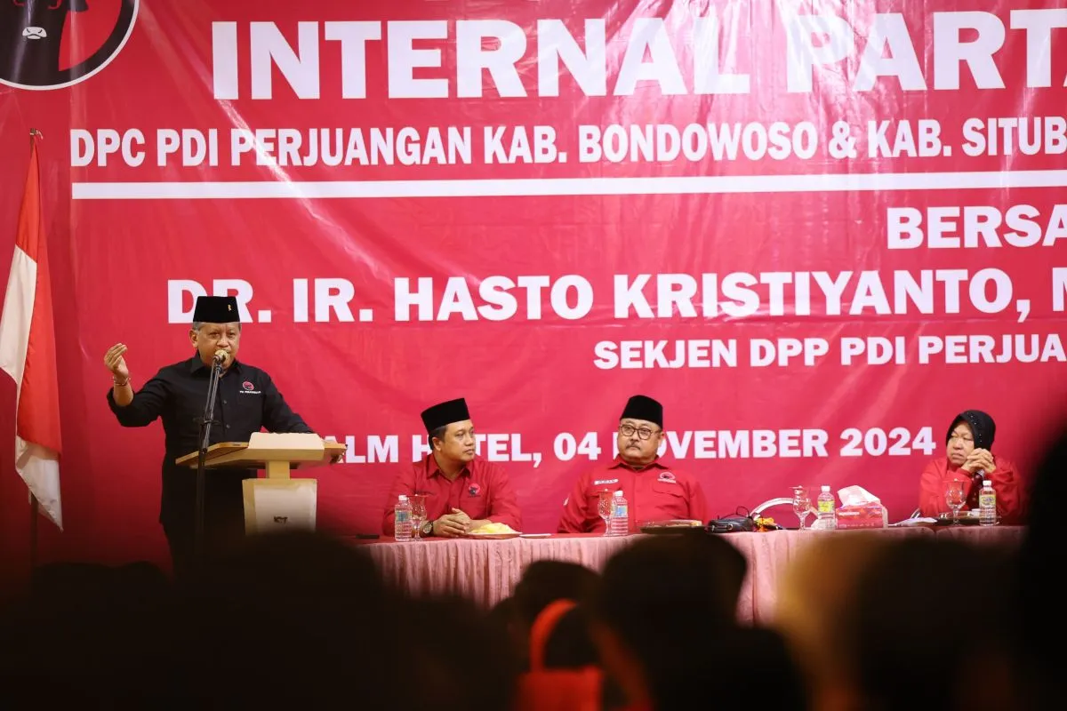Pesan Megawati Soekarnoputri: Kader Partai Agar Tidak Terlena dengan Zona Nyaman 44 Sekjen DPP PDIP Hasto Kristiyanto memberikan arahan dan menyampaikan pesan Megawati saat safari politik di Bondowoso, Jawa Timur, pada Senin (4/11/2024). Humas PDIP.