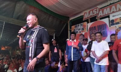 Ketua DPD PDI Perjuangan Maluku Utara yang juga sebagai Ketua Pemenang Has Kie Raha, Muhammad Sinen saat kampanye Paslon jargon Masi Aman di Kelurahan Rum Balibunga Kecamatan Tidore Utara Kota Tidore Kepulauan, dihadiri calon Gubernur Maluku Utara, Sultan Tidore Husain Sjah.