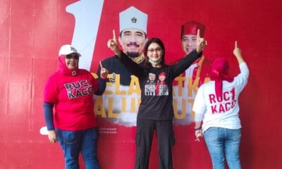 Sepupu almarhum Benny Laos, Conny Laos (posisi tengah).