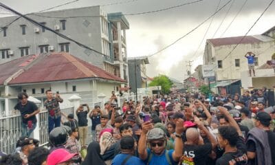 Ribuan masa geruduk Kantor KPU Provinsi Maluku Utara.