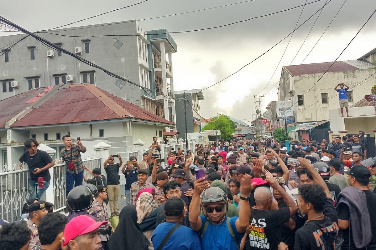 Ribuan masa geruduk Kantor KPU Provinsi Maluku Utara.