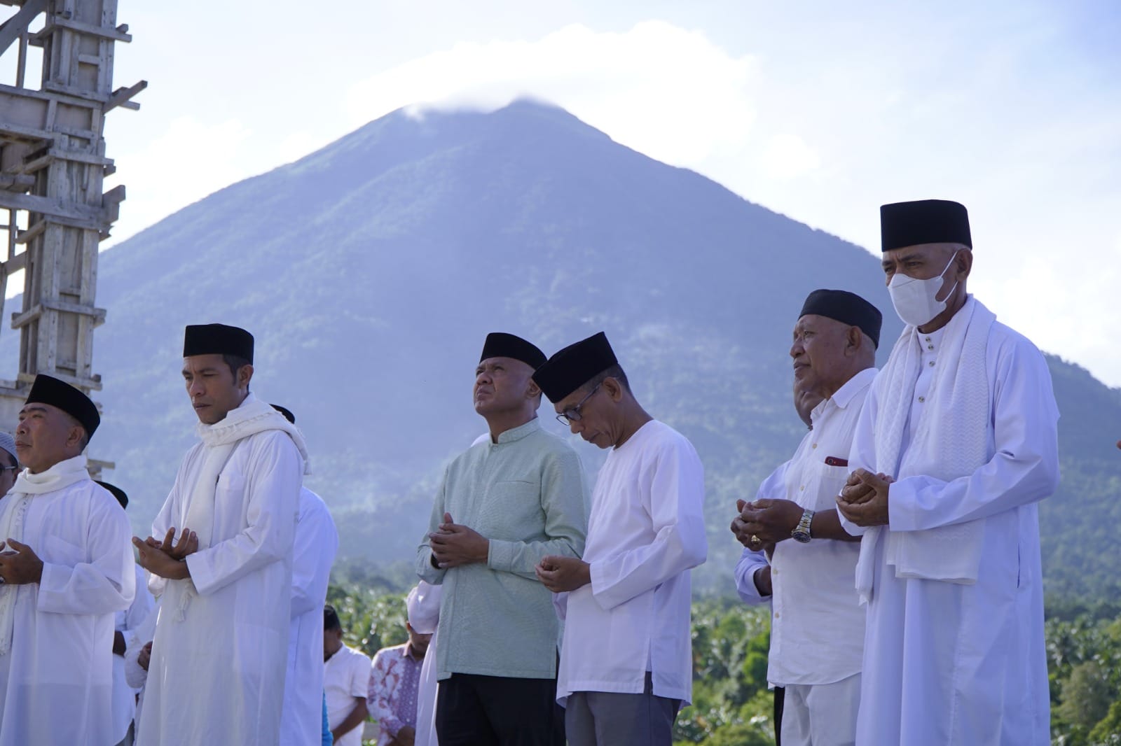 Wakil Wali Kota Tidore Kepulauan, Muhammad Sinen, saat menghadiri pemasangan tiang alif di Kelurahan Ome.