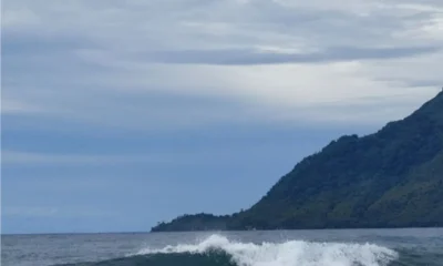 Kondisi gelombang laut di pesisir pantai Ternate, Senin (23/12/2024).