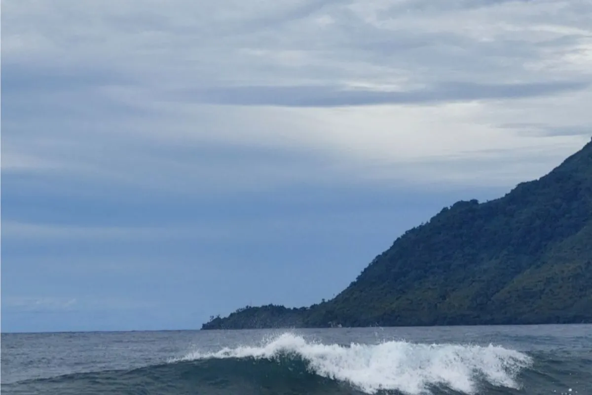Kondisi gelombang laut di pesisir pantai Ternate, Senin (23/12/2024).