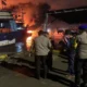 Petugas Polres Tegal Kota dan Petugas Pemadam Kebakaran masih melaksanakan proses pendinginan kapal yang terbakar di Kota Tegal, Jumat (27/12/2024). Humas Polairud Tegal.